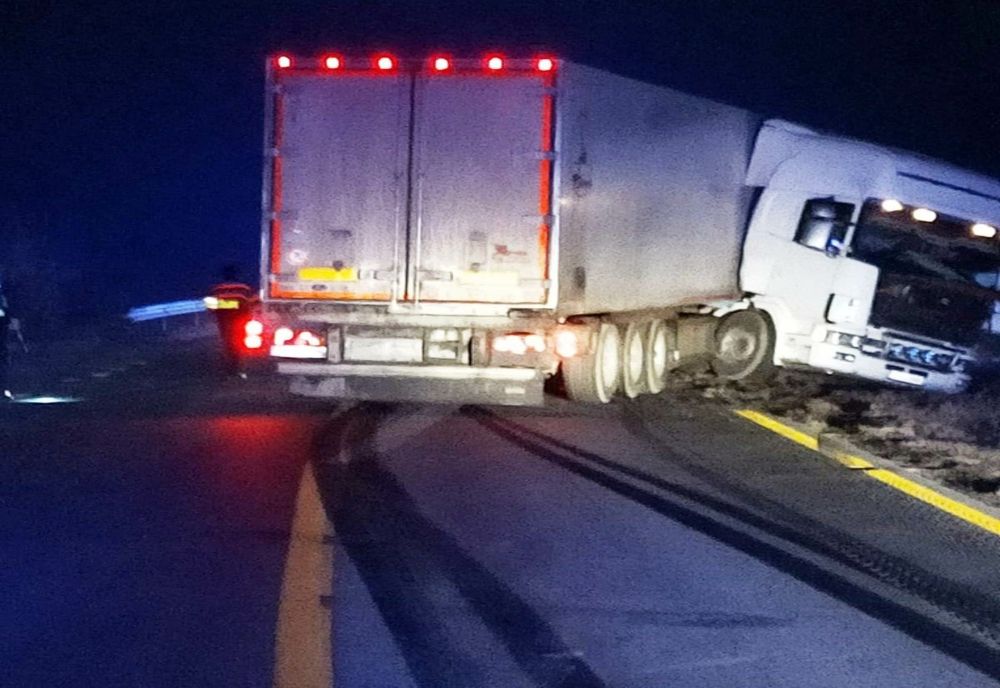 Un TIR a derapat şi a ajuns în şanţ, la limita dintre judeţele Olt şi Teleorman
