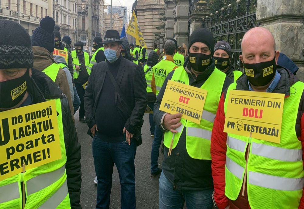 FOTO&VIDEO. Fermieri din mai multe judeţe, printre care Olt, protest la ministerul Agriculturii