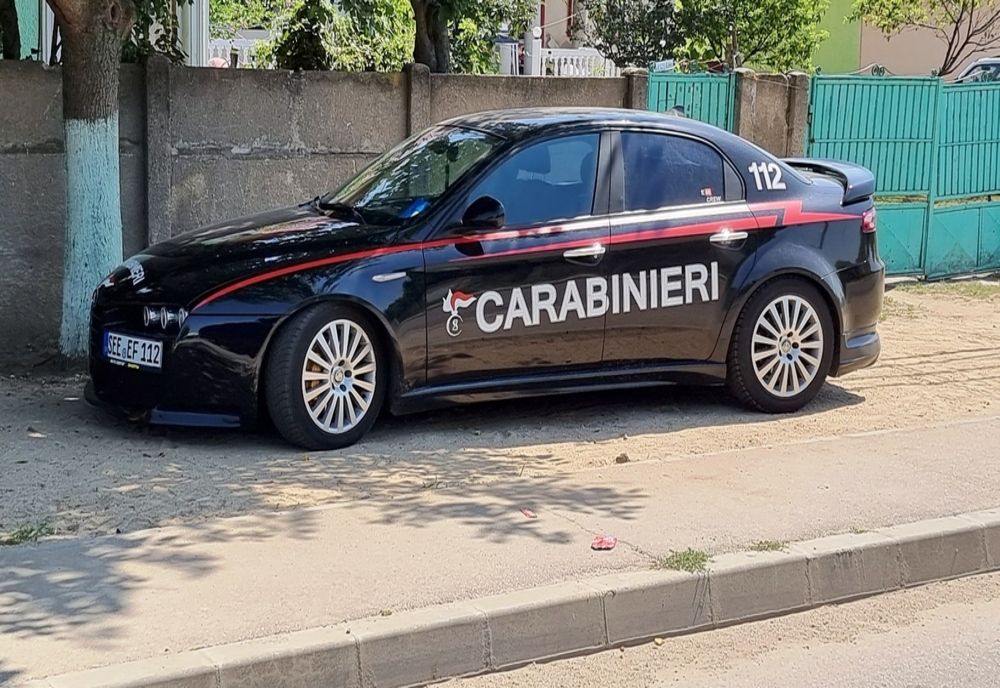 Cine este bărbatul din Olt, care conduce o maşină inscripţionată "CARABINIERI". S-a ales cu dosar penal