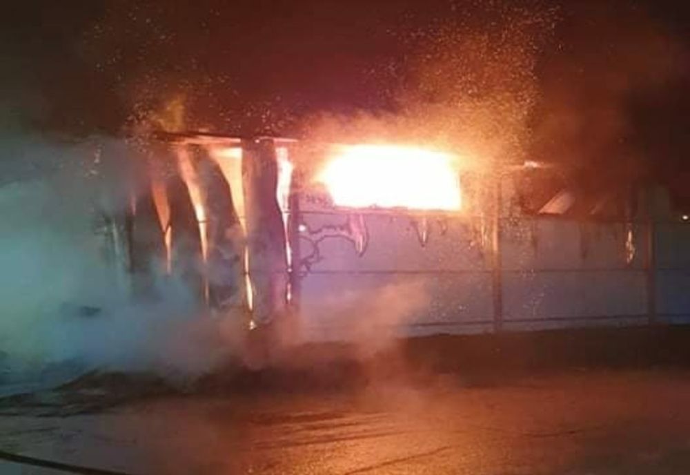 Incendiu la Caracal. O hală de producţie a fost distrusă de flăcări