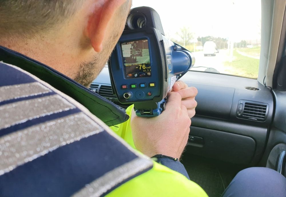 Un şofer din Vâlcea, prins în Olt cu 161 km/h pe un drum unde limita e de 100 km/h