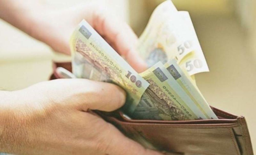 Cu cât vor crește salariile profesorilor, poliţiştilor şi cadrelor medicale de la 1 ianuarie