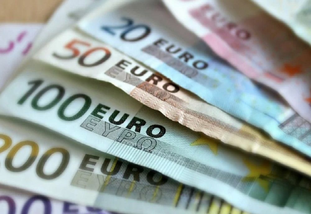 Patru bărbaţi din Olt au cumpărat mai multe telefoane mobile folosind euro falşi