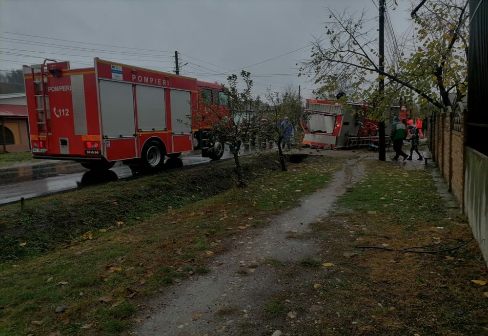 Autospecială ISU răsturnată în judeţul Olt (VIDEO)