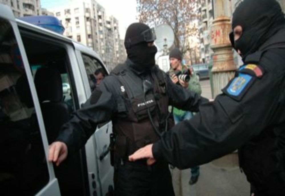 CADRE MEDICALE SUSPECTATE CĂ AU EMIS FIŞE DE APTITUDINI FALSE PENTRU LUCRU LA ÎNĂLŢIME. POLIŢIŞTII AU FĂCUT 11 PERCHEZIŢII ÎN TREI JUDEŢE