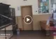 O filmare cu un elev care sparge o tablă, despre care se spune că s-ar fi petrecut într-un liceu din Slatina, postată pe internet - VIDEO