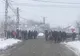 A doua zi de răscoală, la Rusăneşti-Olt, unde oamenii au blocat drumul şi nu-i lasă pe veterinari să le omoare porcii - FOTO