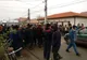 Oamenii din Rusăneşti s-au strâns în faţa primăriei, revoltaţi că li se taie porcii. Jandarmi şi poliţişti, dislocaţi în localitate - FOTO