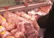Poliţiştii din Slatina au confiscat aproape 400 de kilograme de carne de la două magazine din oraş