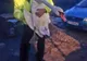 FOTO - Un polițist cu suflet mare. A salvat o lebădă prinsă într-o capcană și a eliberat-o