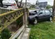 FOTO. Un autoturism s-a izbit de un gard de beton, la Piatra-Olt. Accidentul, provocat de un şofer de 80 de ani