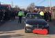 Dosar penal după ce trei tineri au fost agresaţi în trafic de un grup de romi. Maşina le-a fost vandalizată şi au fost şi jefuiţi