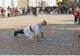 VIDEO - A marcat Unirea Mică printr-un mod INEDIT: Flotări în pumni, în straie populare, în faţa Primăriei Caracal