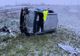 VIDEO. Un autoturism s-a răsturnat pe un câmp din Olt. Şoferul a rămas încarcerat în interior